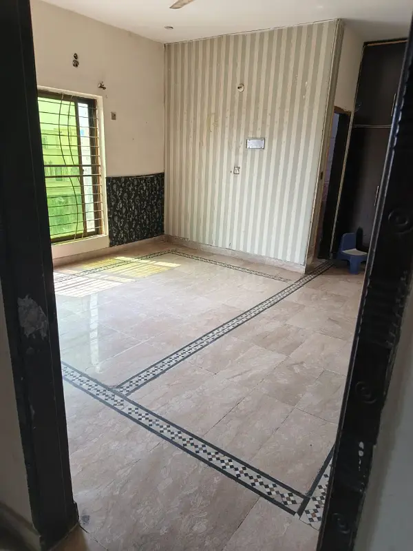 10 Marla 2nd Floor Available for Rent 3 Master Bedrooms in prime loctn