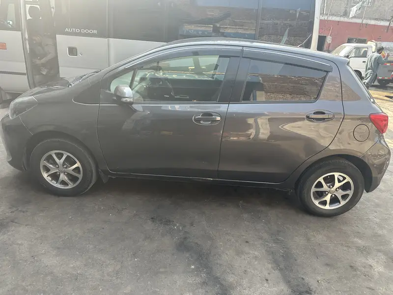 Toyota Vitz 2015 model Urgent for Sale