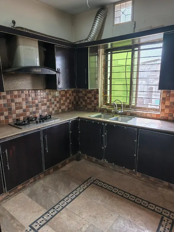 10 Marla 2nd Floor Available for Rent 3 Master Bedrooms in prime loctn