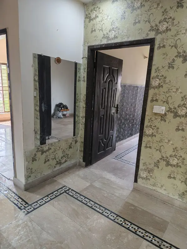 10 Marla 2nd Floor Available for Rent 3 Master Bedrooms in prime loctn