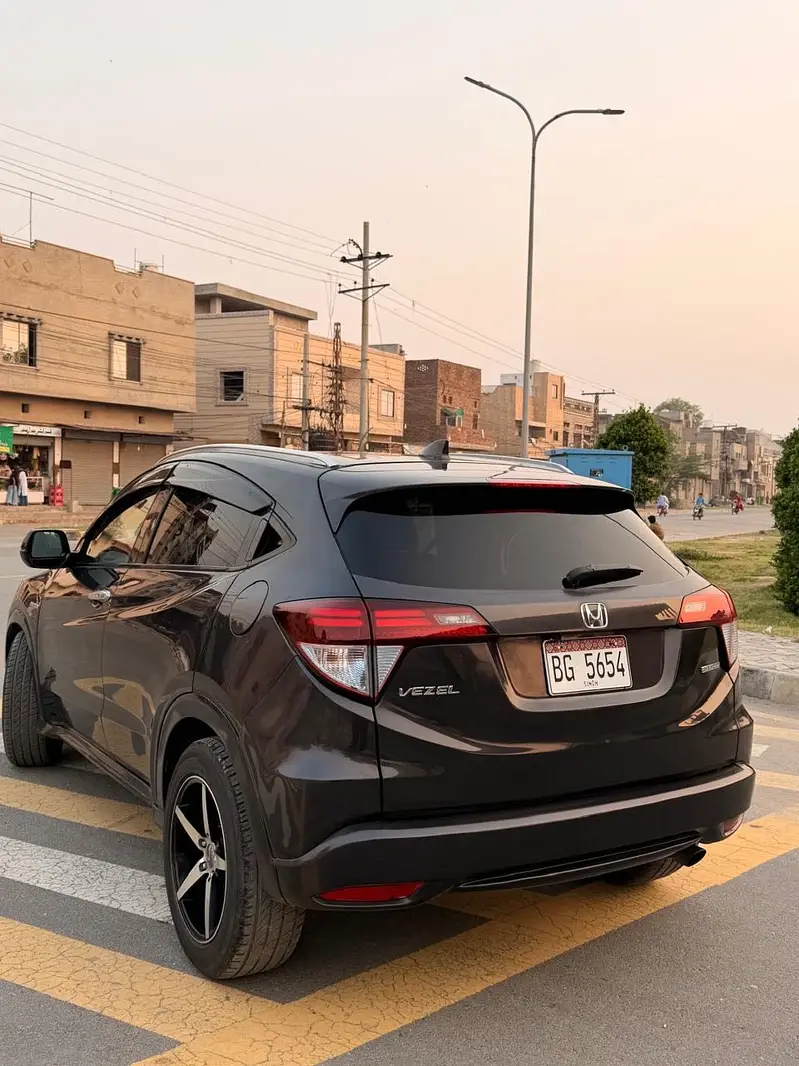 2014 Honda Vezel for Sale in Pakistan