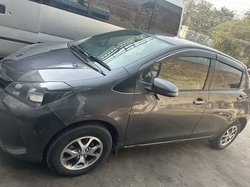 Toyota Vitz 2015 model Urgent for Sale