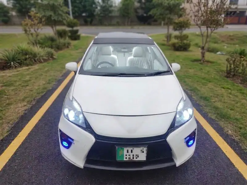 Toyota Prius 2010 Pearl White | Hybrid Family Car | Sunroof