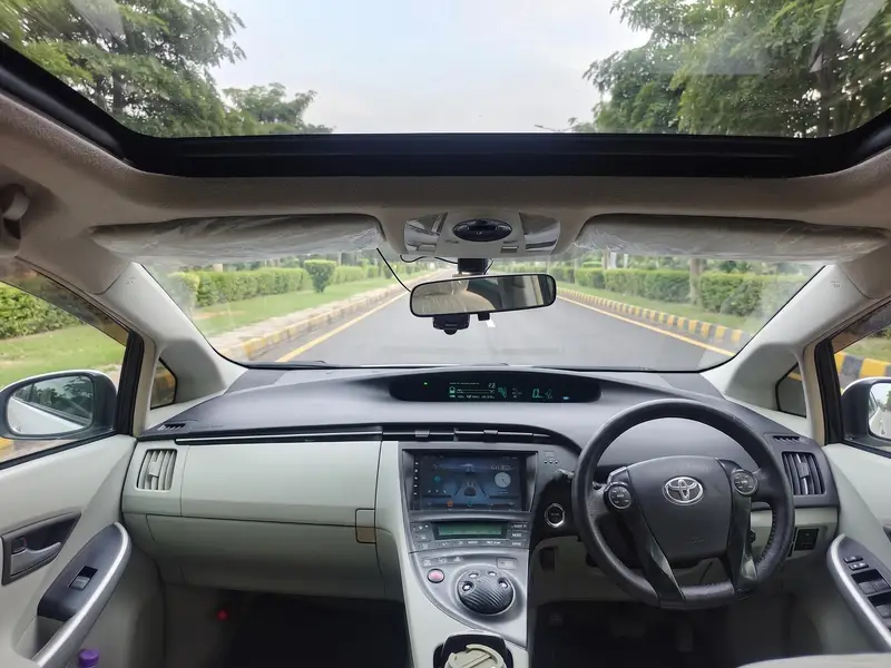 Toyota Prius 2010 Pearl White | Hybrid Family Car | Sunroof