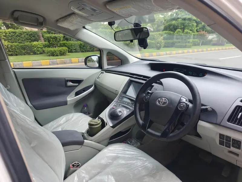 Toyota Prius 2010 Pearl White | Hybrid Family Car | Sunroof