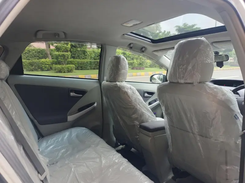 Toyota Prius 2010 Pearl White | Hybrid Family Car | Sunroof