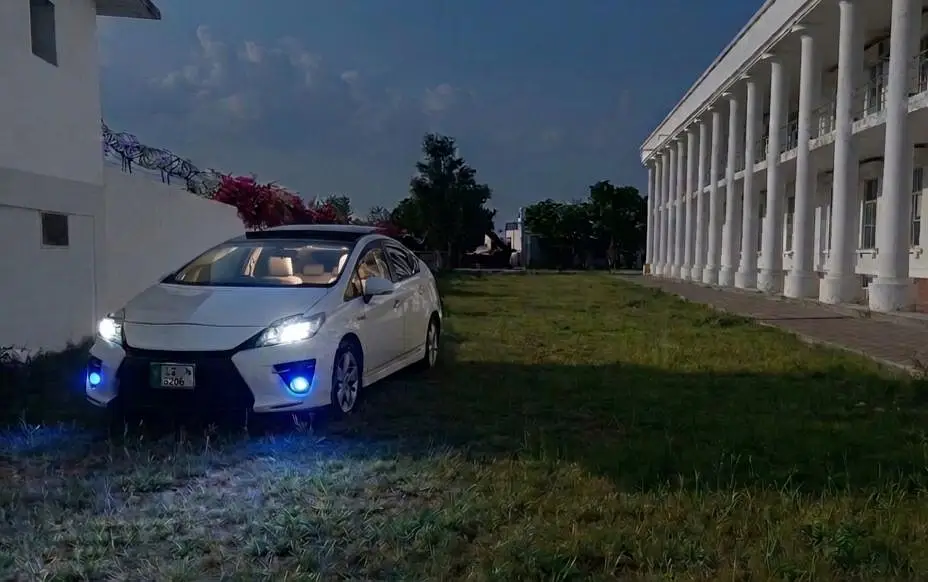 Toyota Prius 2010 Pearl White | Hybrid Family Car | Sunroof